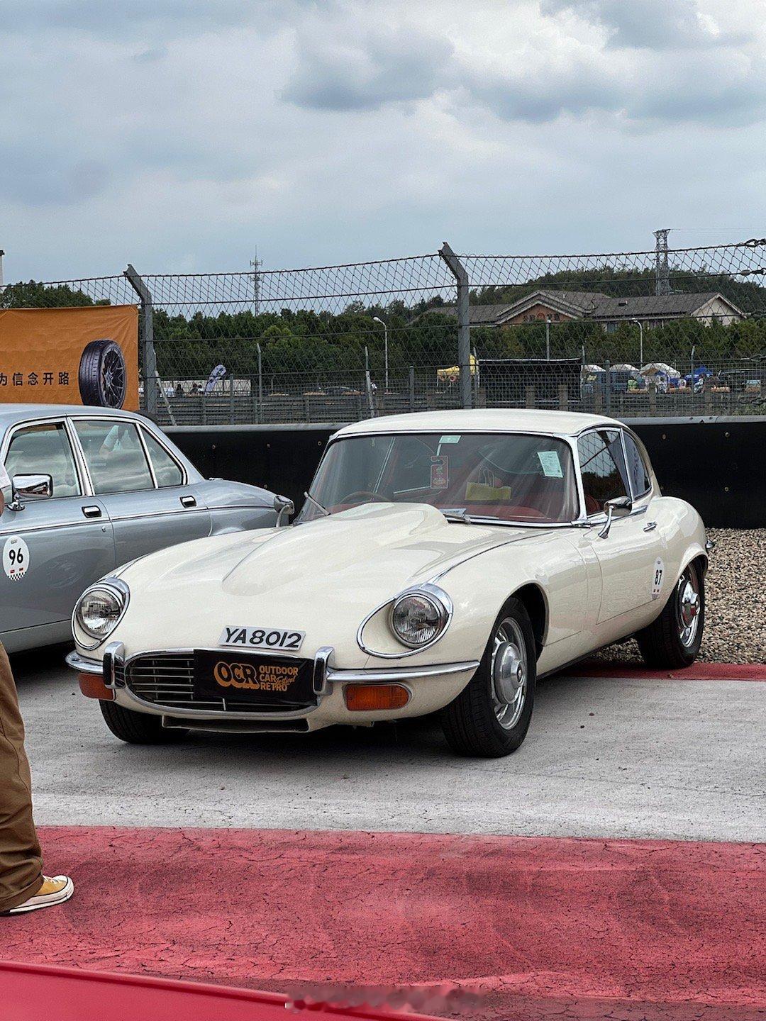 上世纪60年代的设计捷豹 E-type [吃惊]小哥哥一次性带了两台来参展 ​​