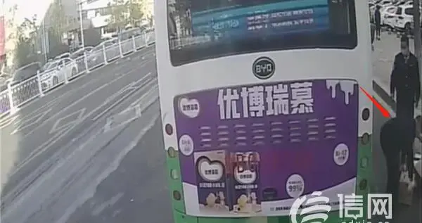 快递车意外侧翻 公交驾驶员暖心帮助快递员扶车拾件