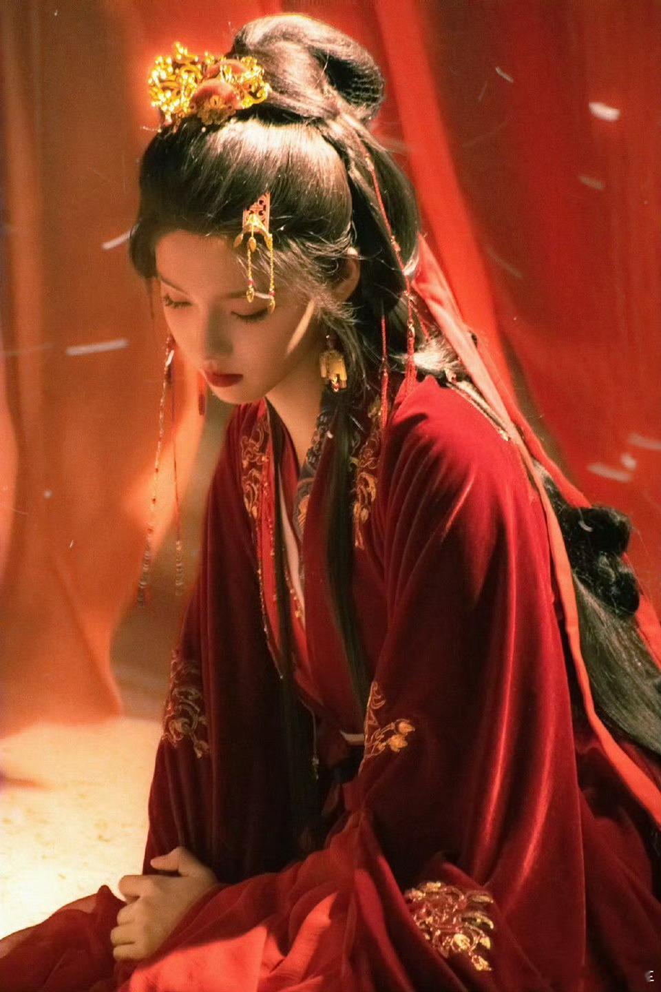 艾米 美炸了这艾米也太美了，红色的古装太适合她了，满满的氛围感，太期待她演的作品