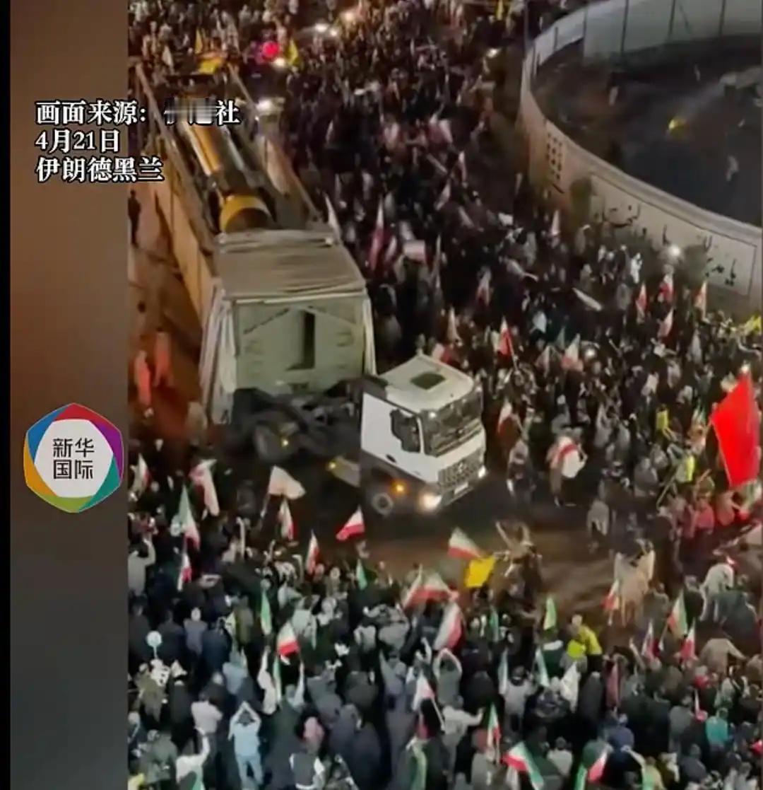 伊朗秀“肌肉”
          4月21日晚，伊朗在德黑兰广场亮出多款主力导