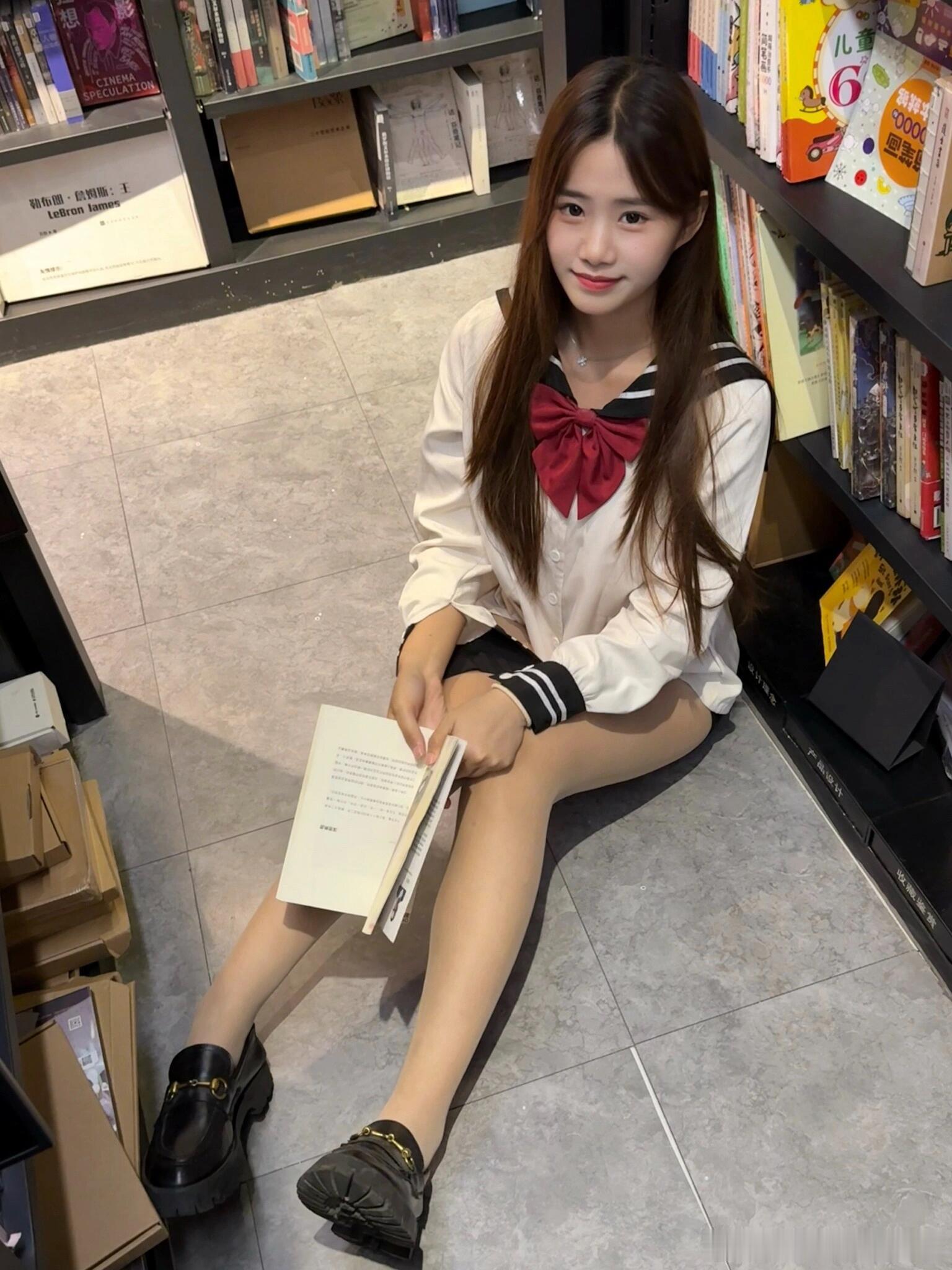 图书馆里的丝袜少女～ ​​​