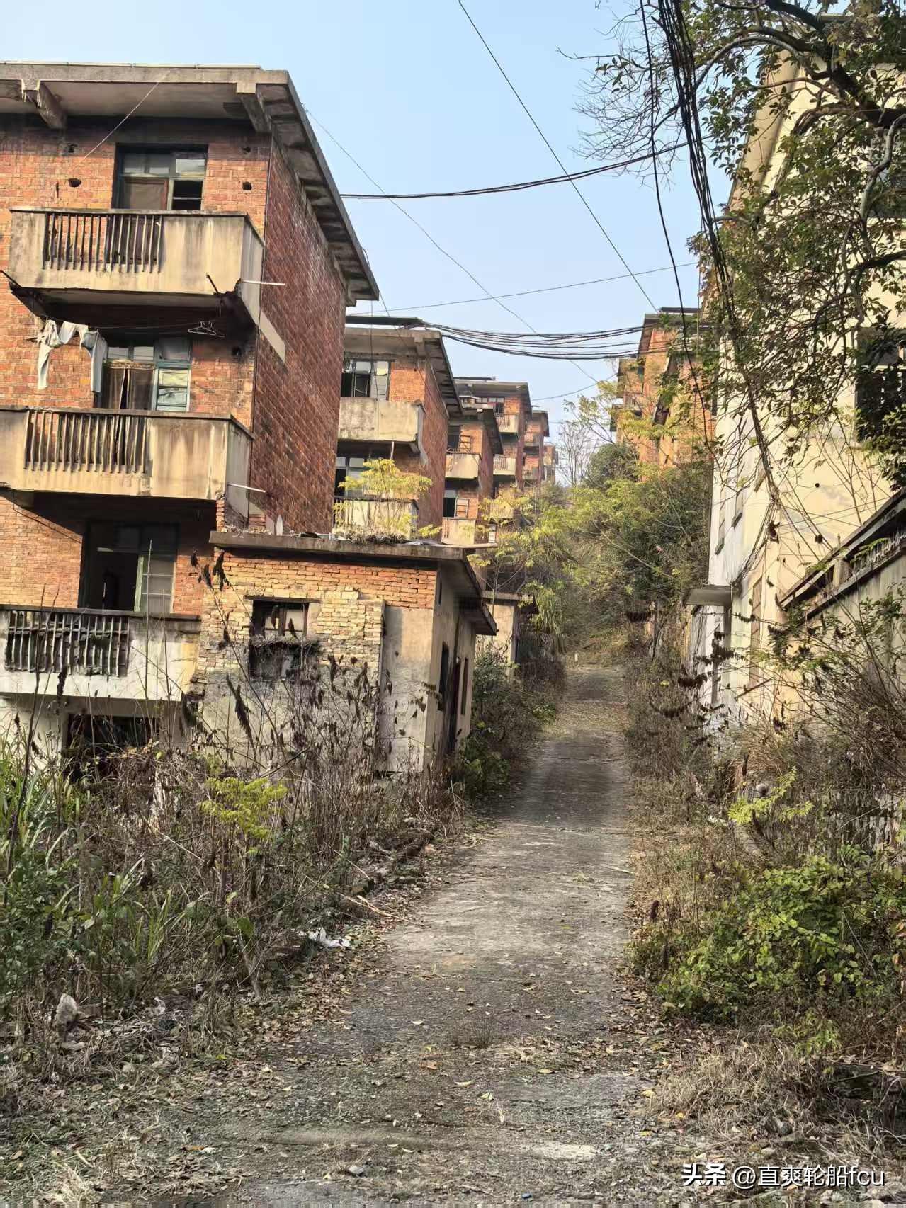 这片熟悉的土地，如今破败不堪，这片热情的土地，曾经孕育了无数热情善良的萍乡人，温