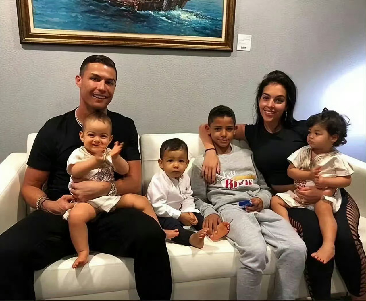 C罗向乔治娜求婚成功 罗哥这孩子都好几个了，我还以为早就结婚了[跪了] ​​​