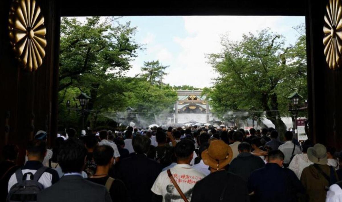 大批日本民众排队参拜靖国神社。为什么会出现大批普通民众前往参拜1. 历史教育的刻