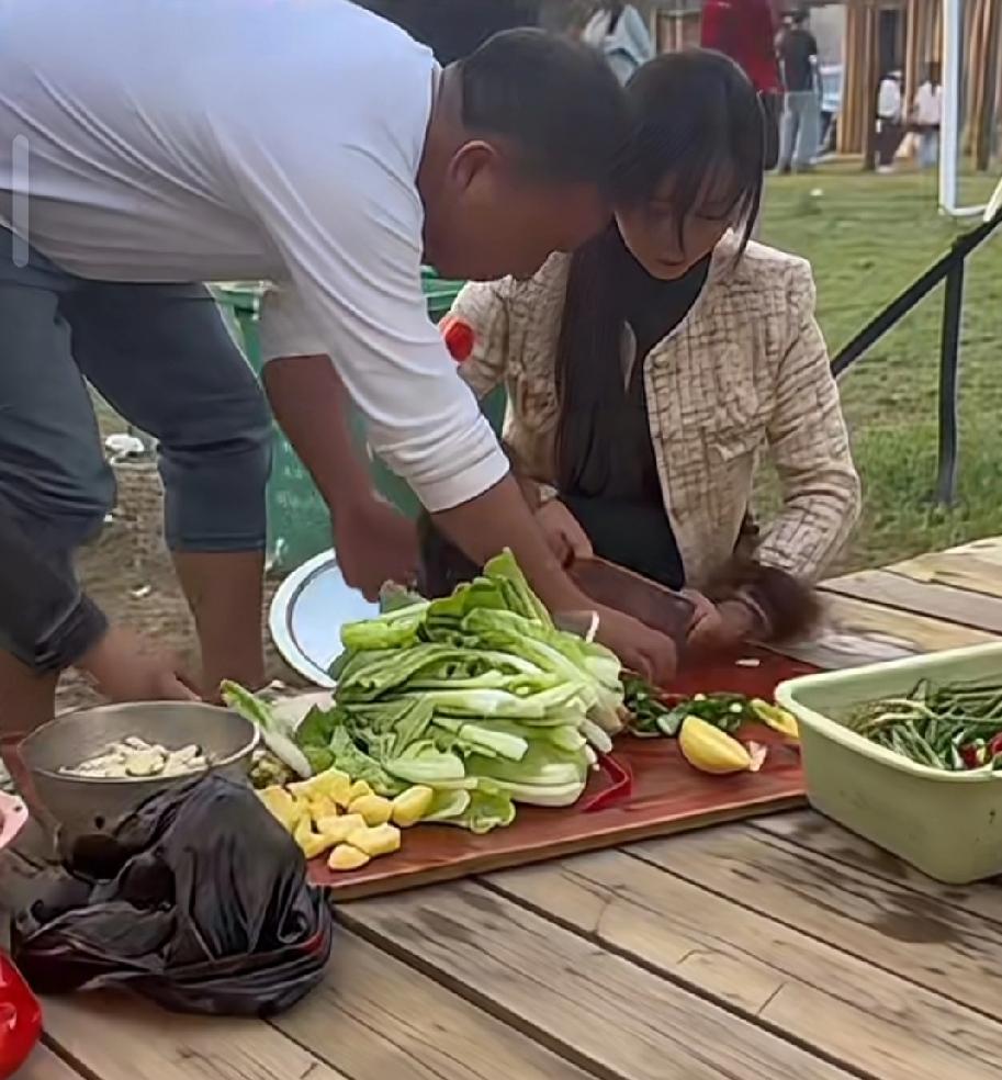作为一个女孩，如果你去参加户外相亲，做菜的环节，所有的女孩都不做饭，你会去做吗？