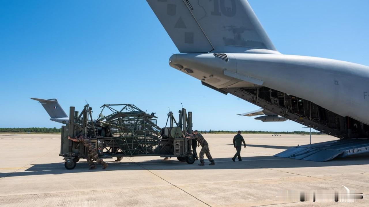 🇫🇷 法国空天军用A400M运输机运送了一台ANGD雷达，以支持作战训练。