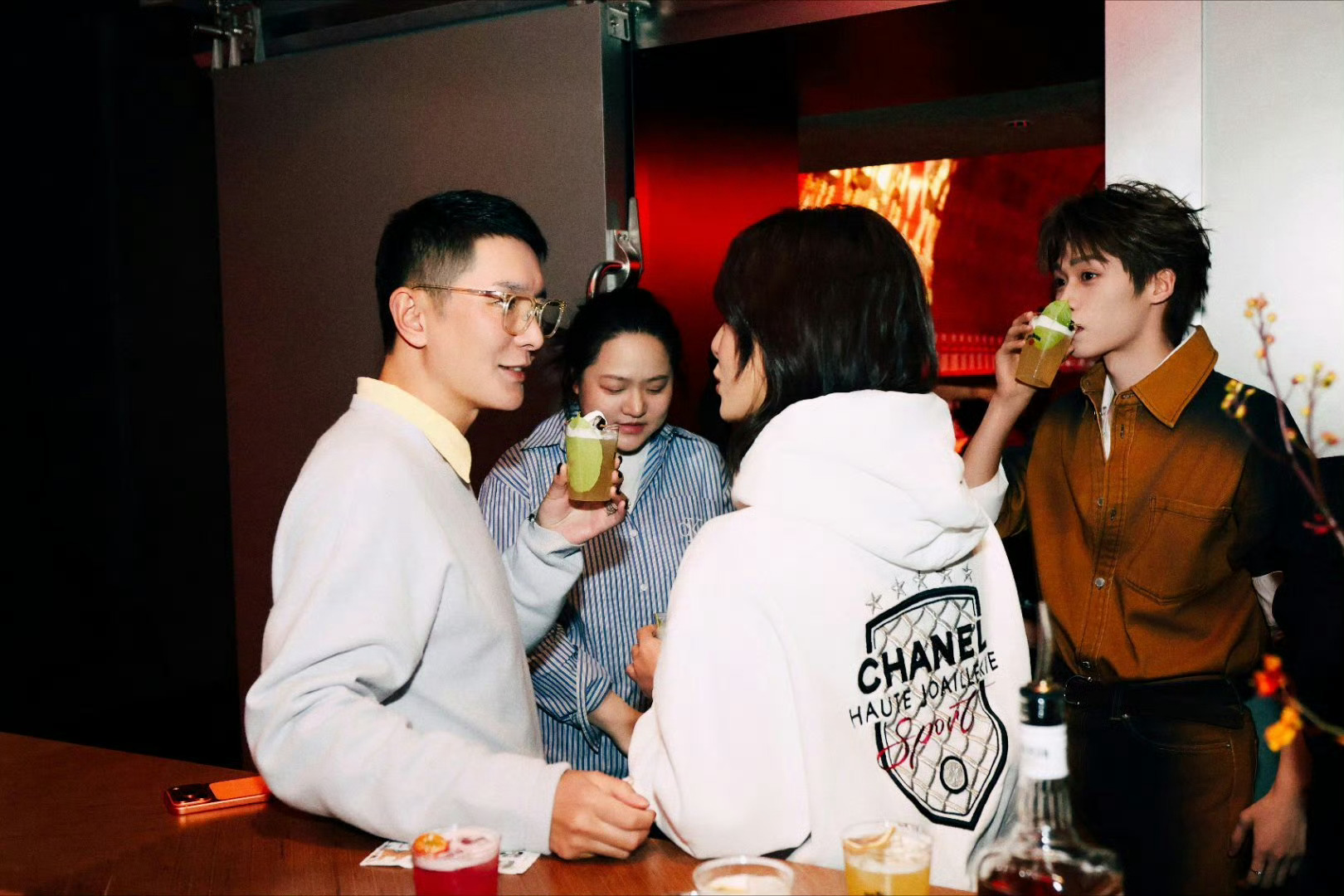 梓渝刘冲自拍刘冲发了和梓渝自拍live合照，小梓渝比耶，梓渝这一身好帅啊，时尚表