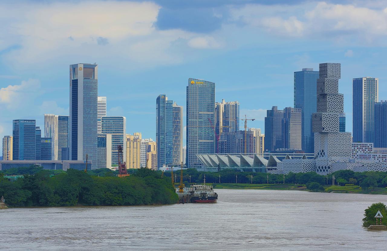 这是中国哪个城市？沿江建设，高楼林立，现代化都市模样很漂亮