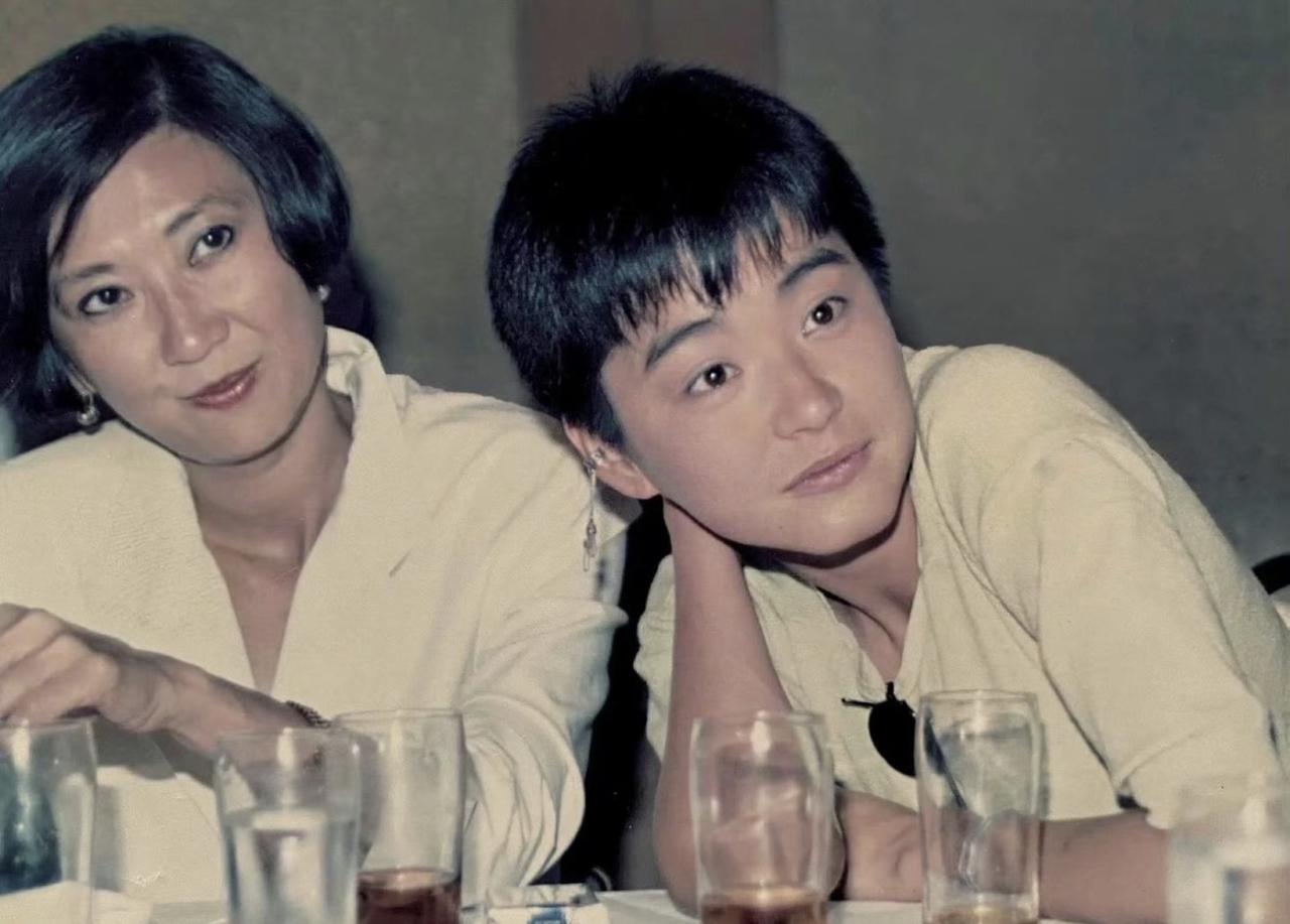 仙气飘飘的林青霞，居然还留过这么利落的超短发！这张80年代香港影圈饭局的抓拍里，