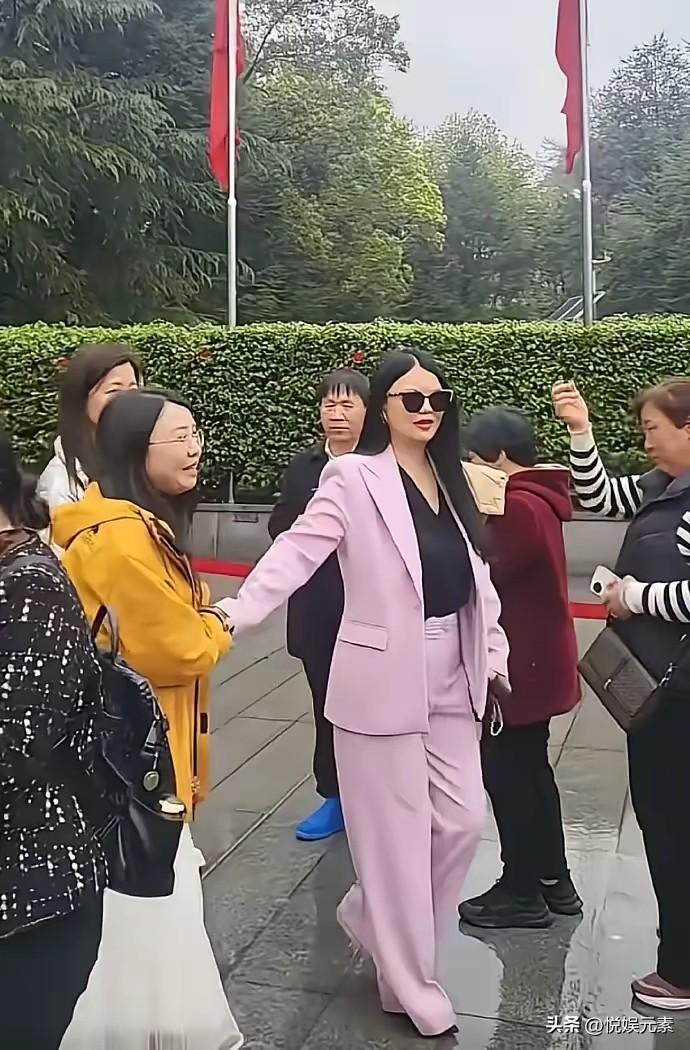 湖南卫视著名主持人李湘，无论是主持或者临场应变能力，都不在何炅汪涵之下。
尤其是