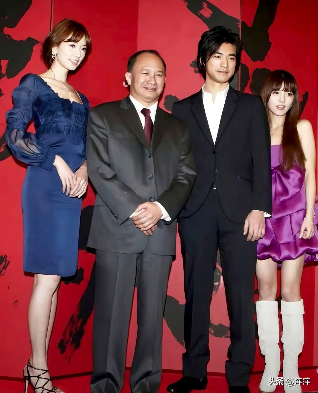 这张照片是2008年左右，吴宇森导演率领《赤壁》主创团队（金城武饰演诸葛亮、林志