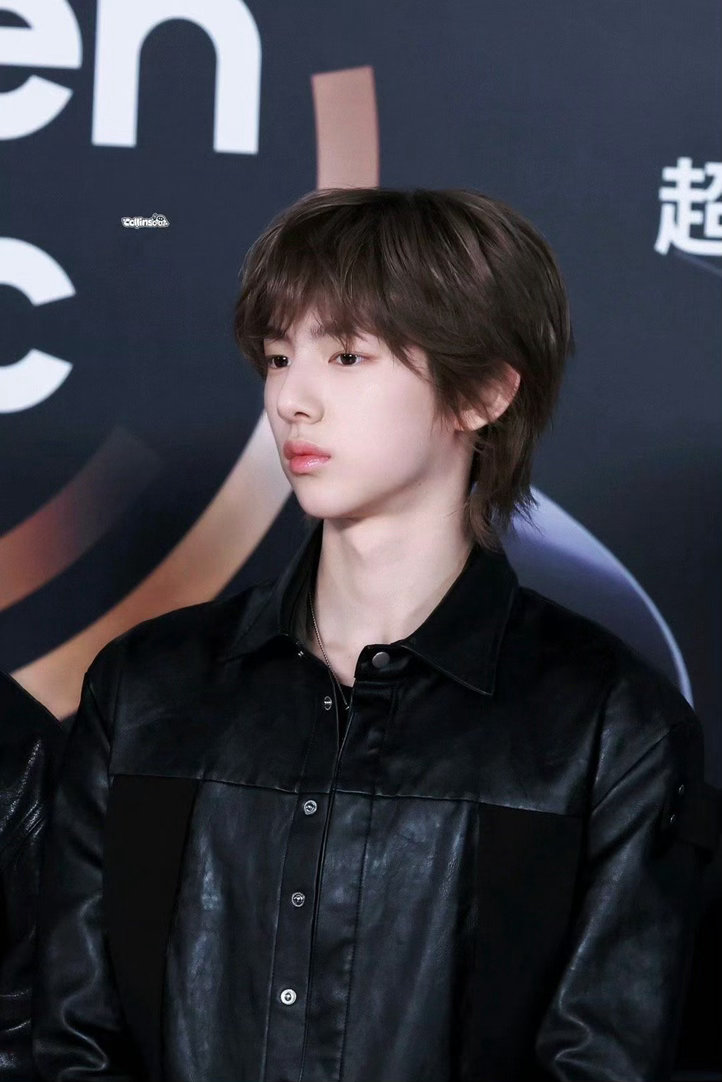 0000李老师简单做了自我介绍，又讲了几句开学的注意事项，便开始点名。林晚星撑着