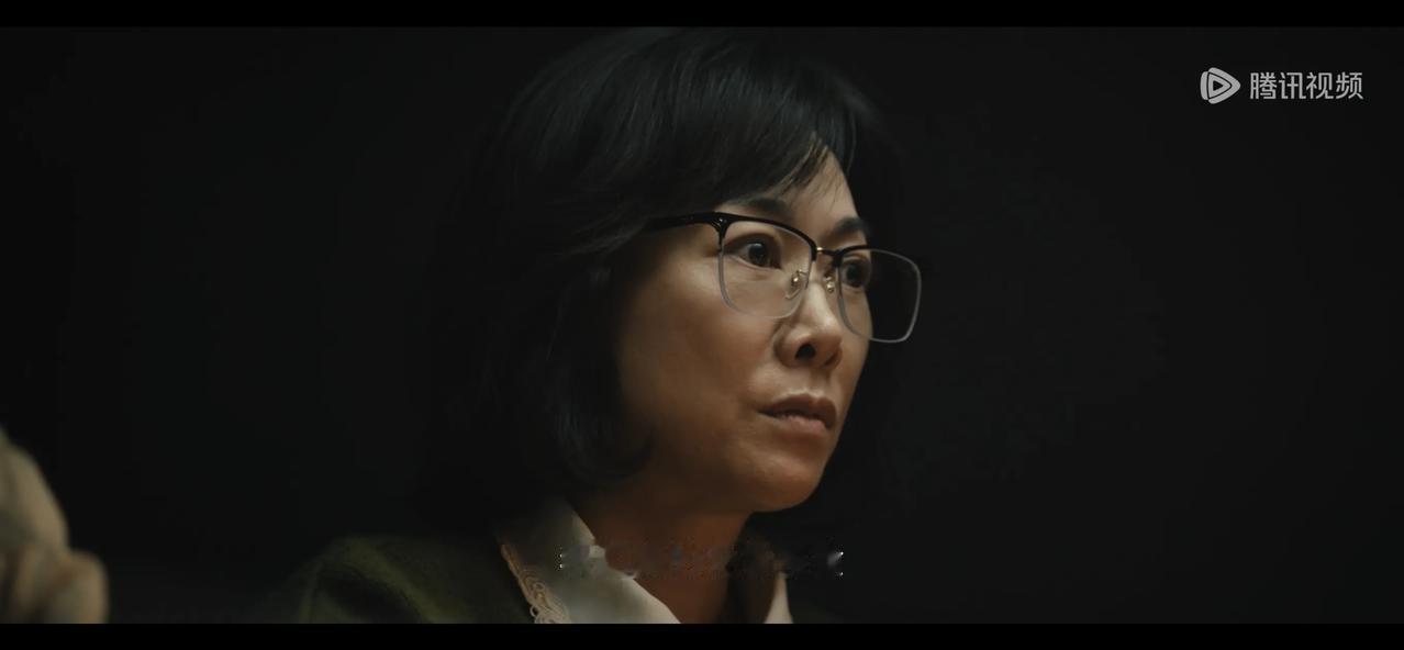 舅舅脑出血需要进口药，表弟赌博欠债，为了报达养育之恩，李凤歌拉开了档案馆抽屉。