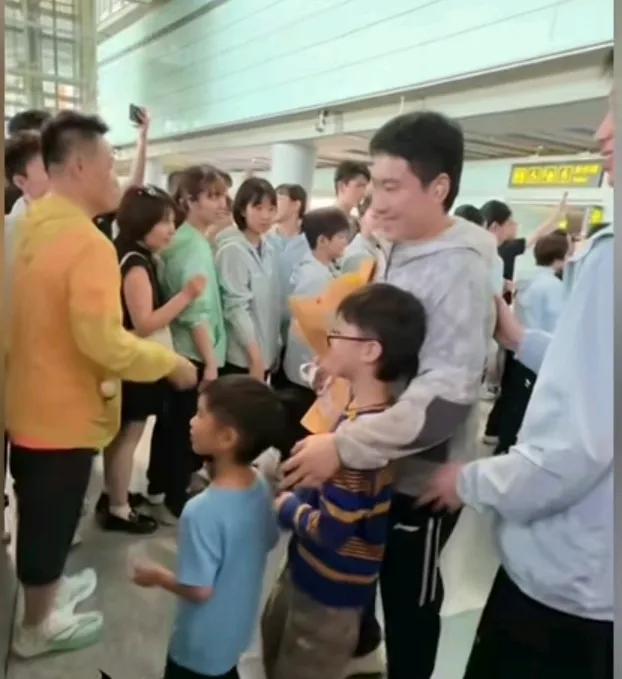 冠军回来了

原来他有两个儿子了

孩子们接机

幸福的一幕