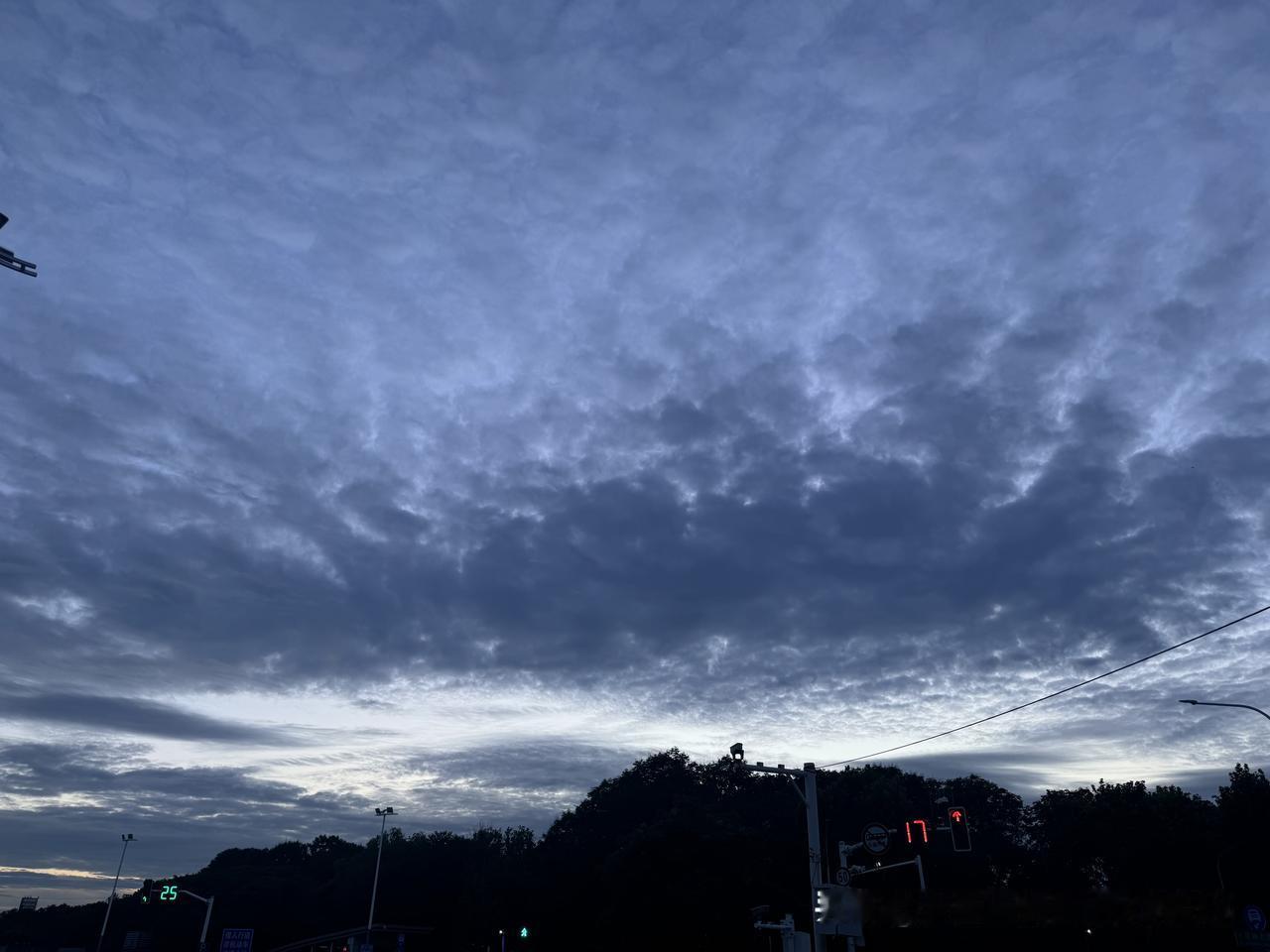 每日一图随手拍今晚南京雨花区软件大道的上空墨蓝色的云彩太奇幻了，第一次看到。犹如