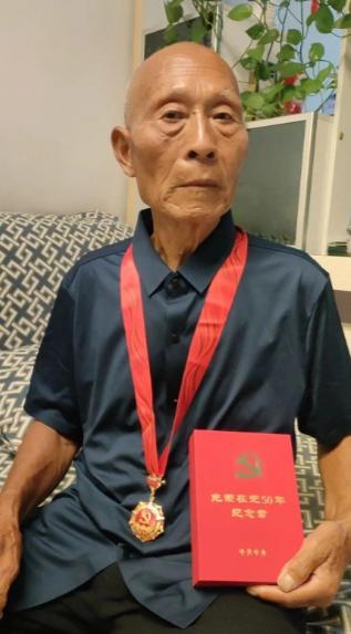 看哭了！西安，一75岁老兵瞒着家人，带着1000多块钱，独自骑行1000多公里来