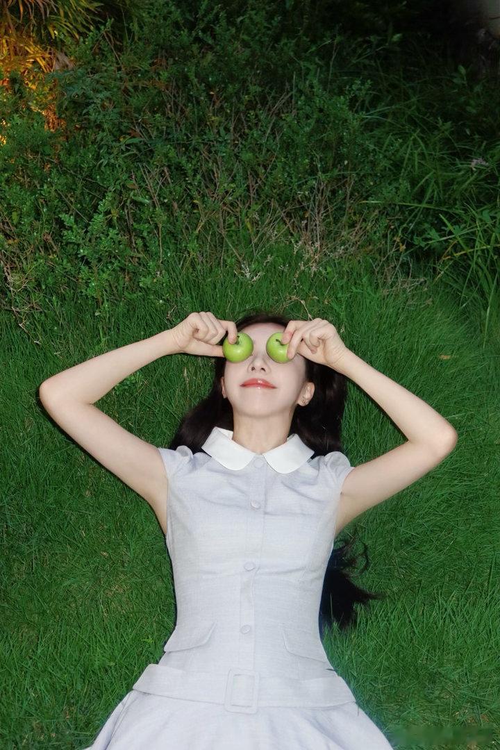 王鹤润每张都是做头像的程度夏至氛围感日常惊喜掉落～手持苹果解锁满分氧气感，灵动娇
