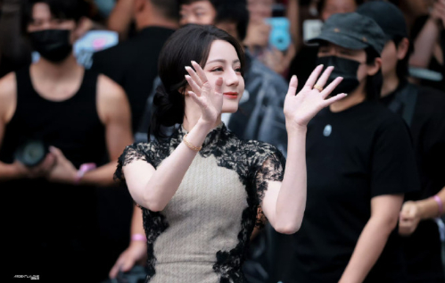 迪丽热巴无袖黑蕾丝裙迪丽热巴无袖蕾丝短裙 红毯上的回眸瞬间，黑色蕾丝裙摆随风轻扬