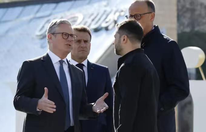 突发｜彭博社报道，欧洲领导人正与泽连斯基就美俄协议举行紧急会谈。

德国总理默茨