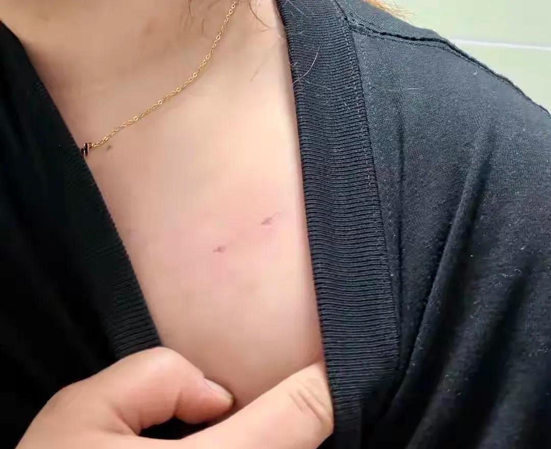 云南昭通，女子一人在家，脱光衣服准备洗澡，这时候听见家里有脚步声，她还来不及问谁