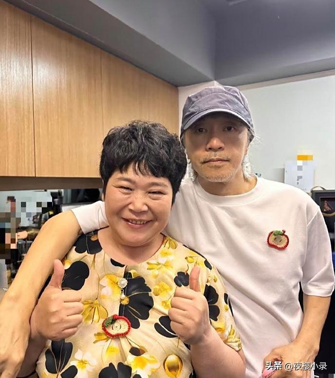 63岁周星驰和脱口秀网红房主任一起工作，星爷的头发和胡须都花白了，脸部变化有点大