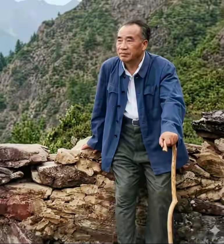 1962年，朱老总重上井冈山，当时他已经76岁高龄
 
阔别三十四载，再度踏上魂