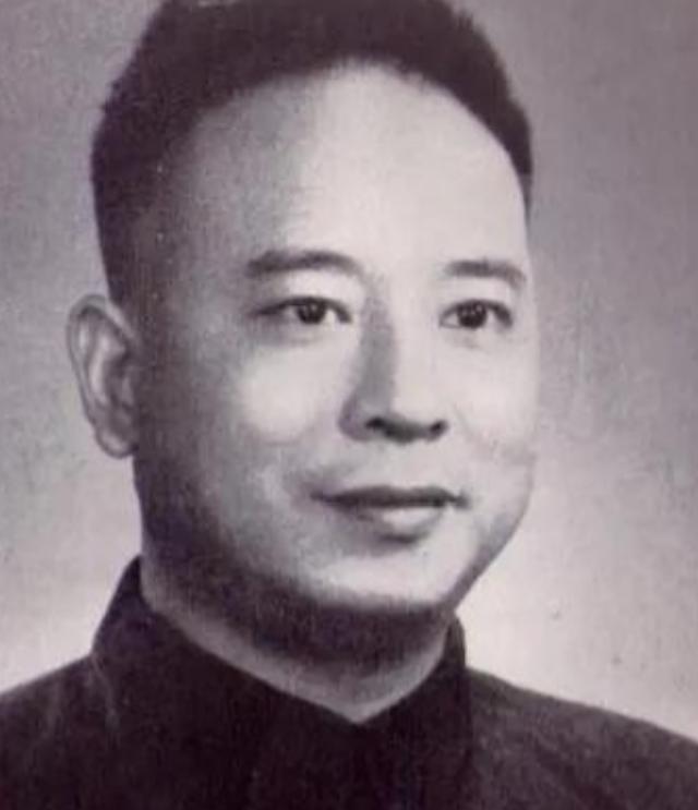 1967年的重庆，《红岩》的作者罗广斌跳楼身亡，然而14年后，公告指出：他根本就