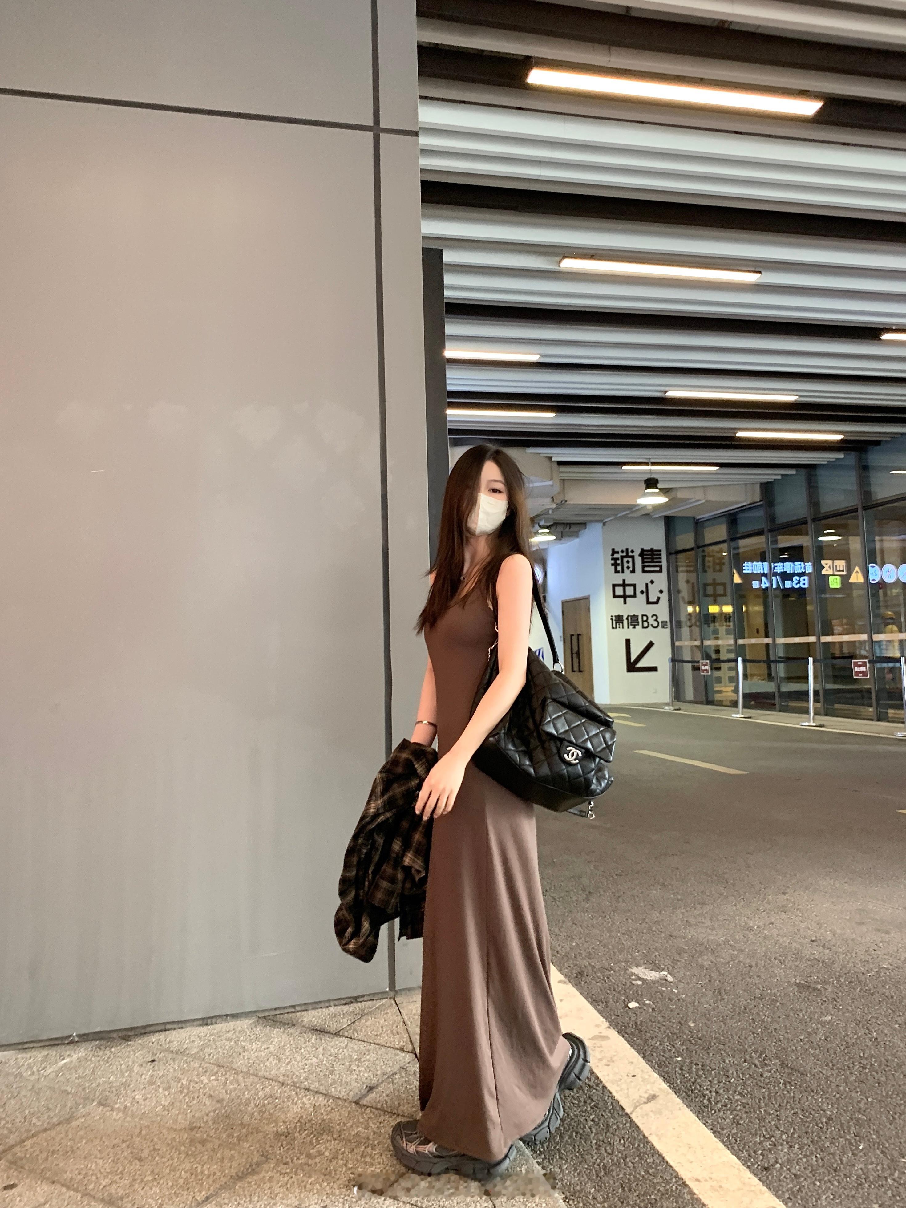 丝滑巧克力色有种自带的高级感明天上预览上去这个背心裙我不允许你们没有[憧憬]黑灰