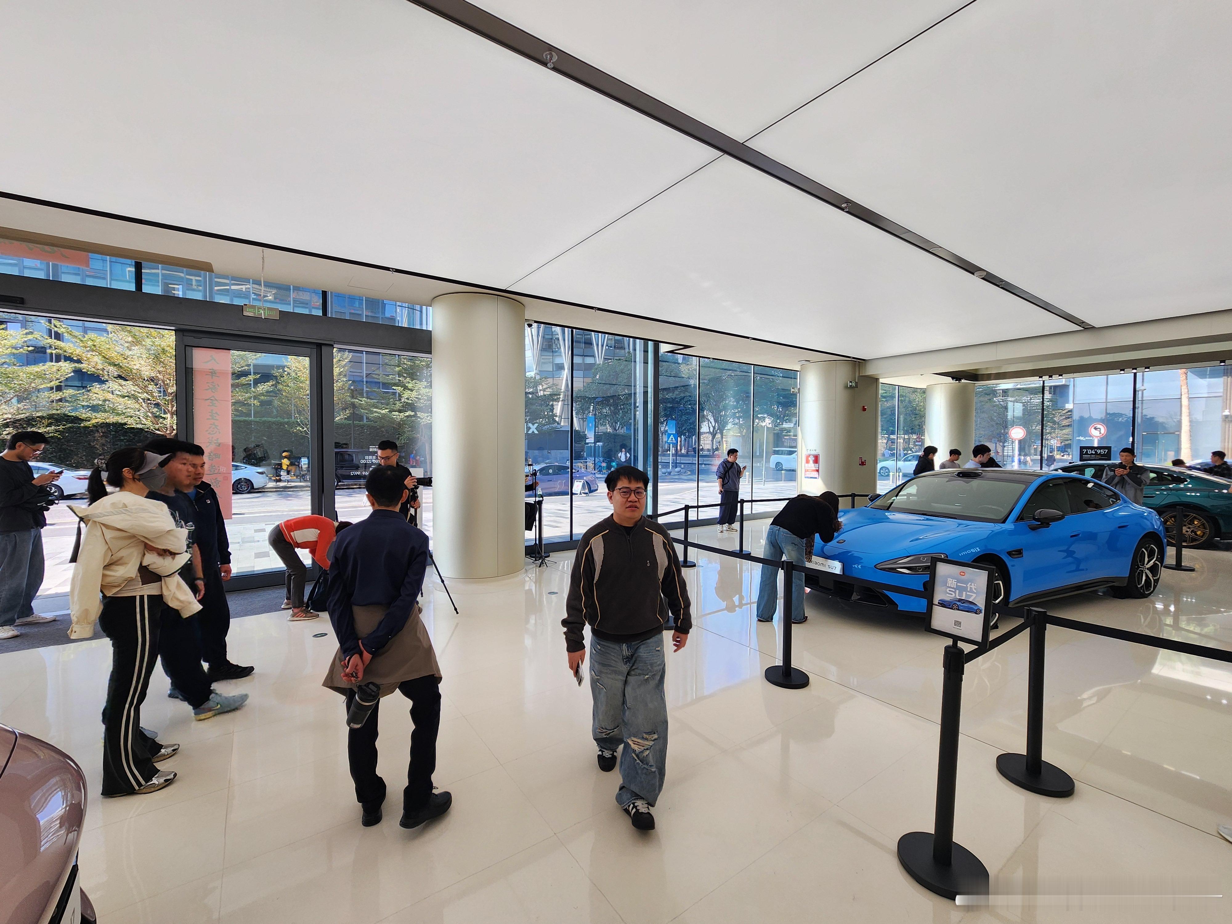 来看全新小米su7了，早上一开门就很多人了先和大家同步几点非常重要的消息：1、玻