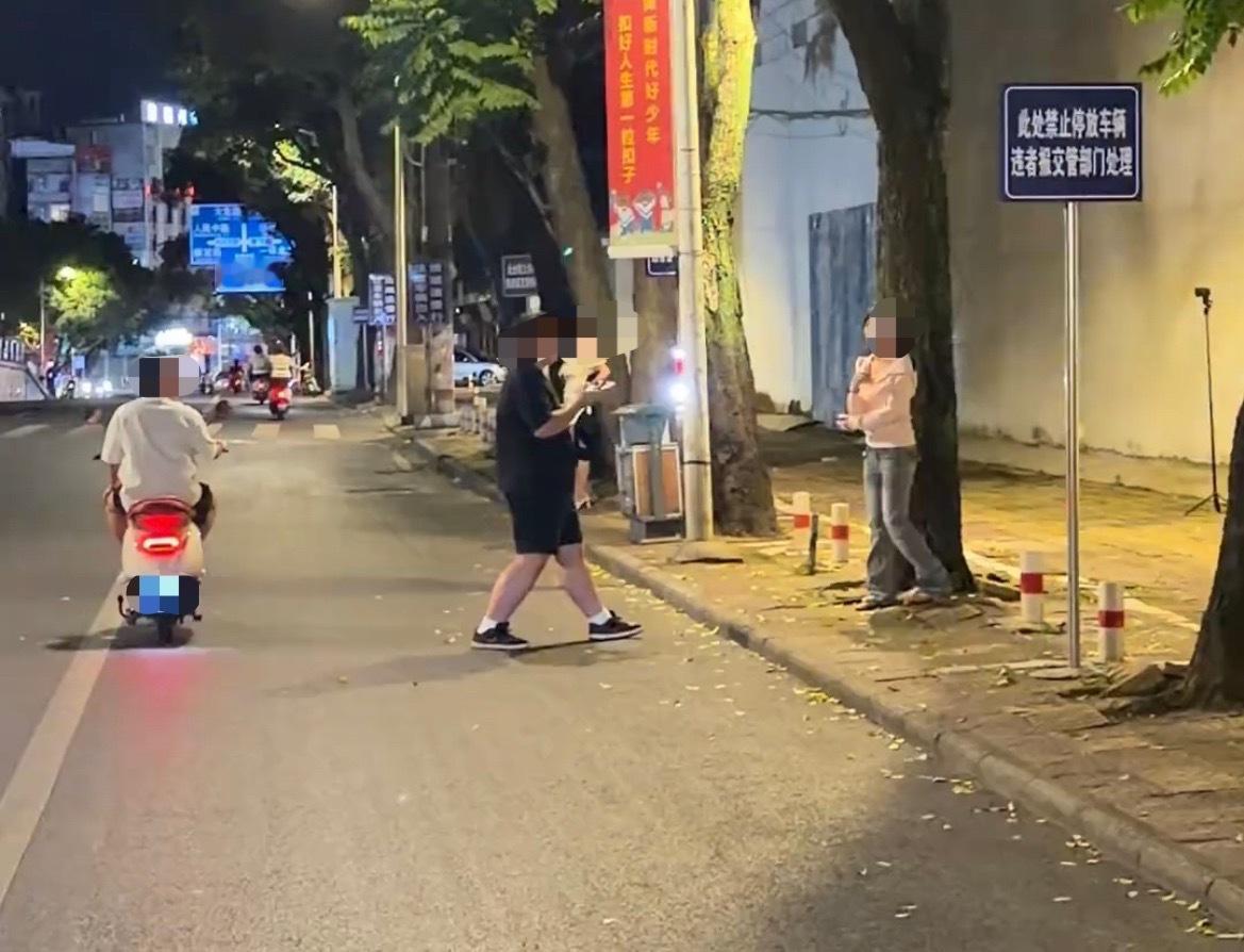 【玉林教育中路有人在马路边上拍照】8月17日晚，网友爆料称：玉林市教育中路有一伙