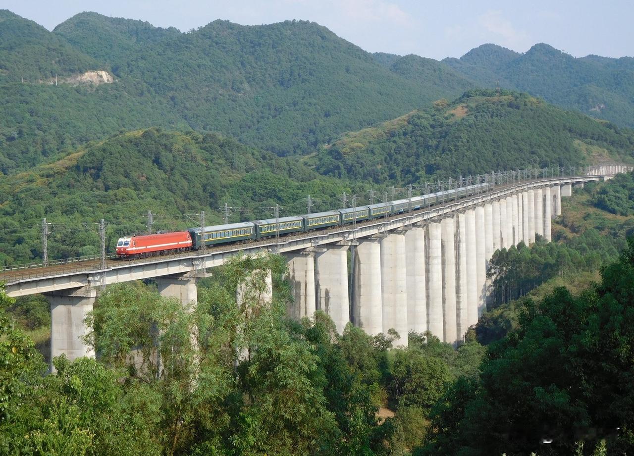 2020年8月一个下午在兴珞铁路石板场特大桥拍到的三趟旅客列车，图1是重庆到西宁