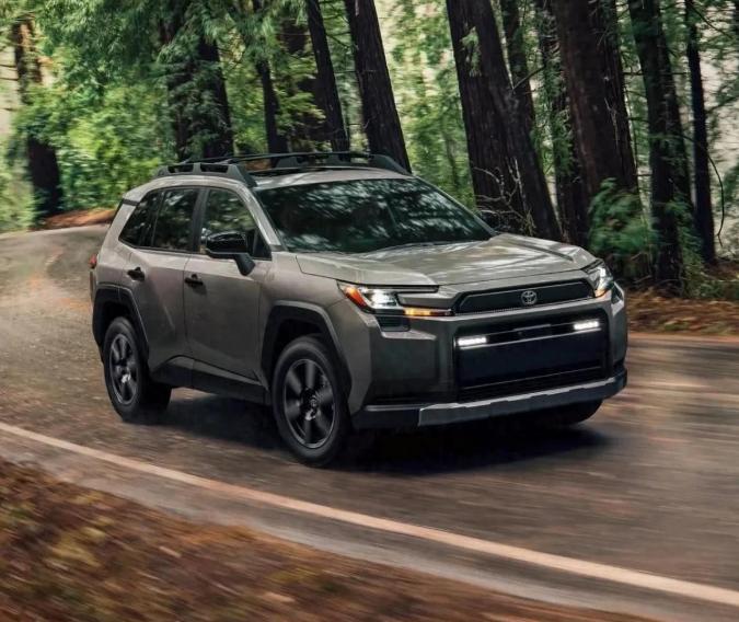 丰田 RAV4 荣放，紧凑型城市 SUV，也就是大家常说的 A + 级 SUV。