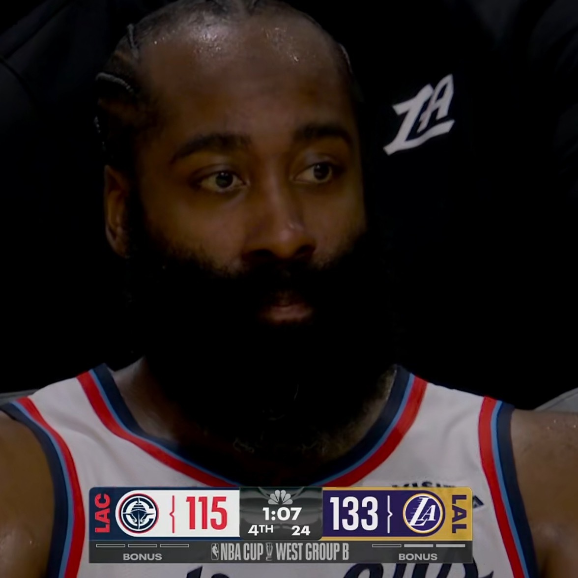 一边的沉默和一边的轻松形成了鲜明对比。湖人三核：东契奇43分9板13助；里夫斯3