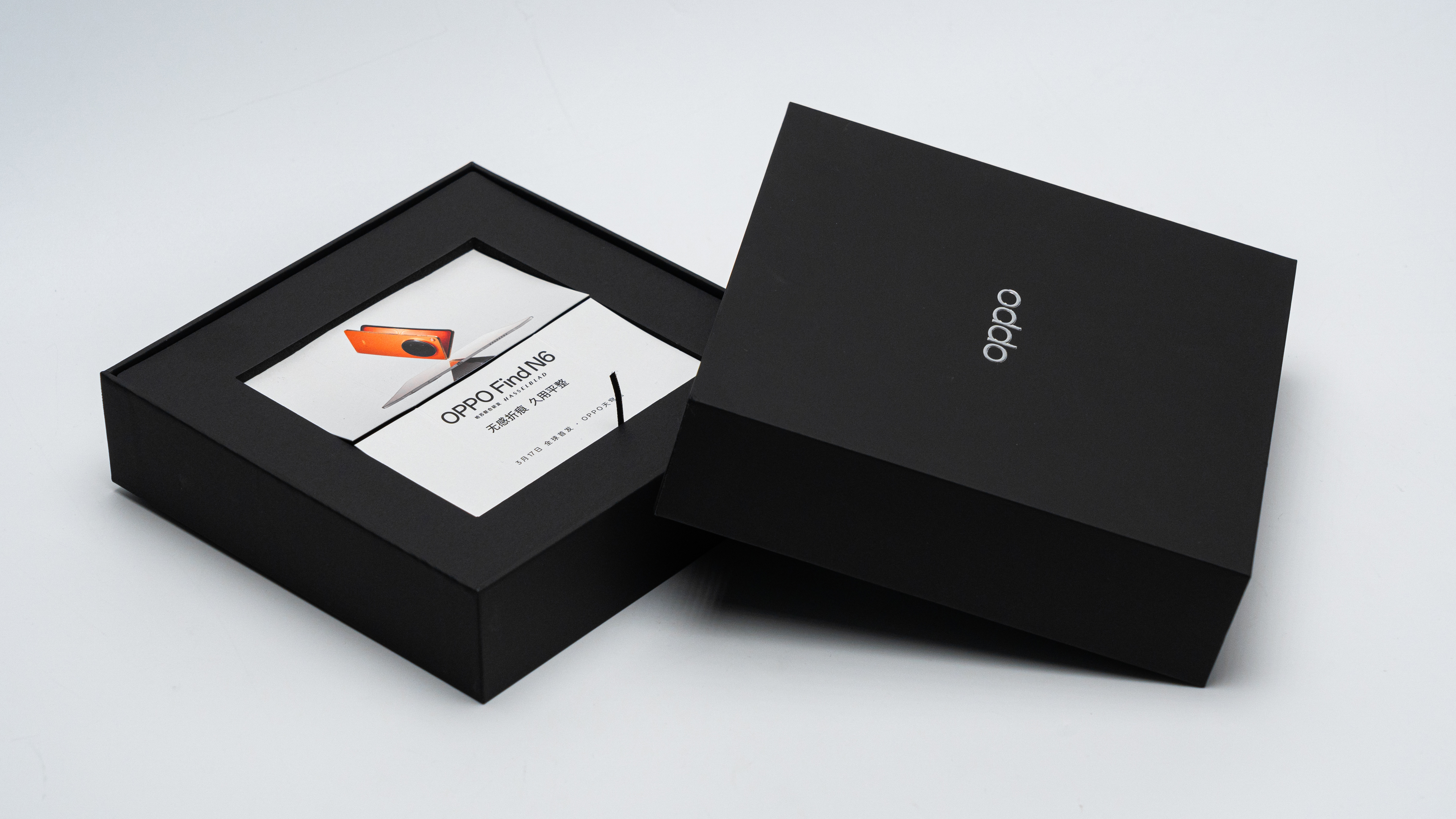 OPPO Find N6邀请函到了，因为是折叠屏，所以邀请函是一张可以无限折叠的
