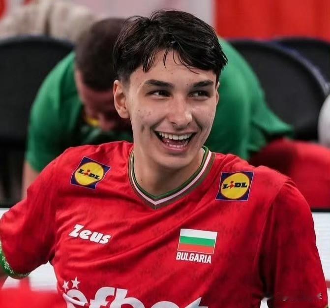 西蒙.尼科洛夫（小尼）下个赛季将披上意甲俱乐部奇维塔诺瓦的战袍，大小尼将在俱乐部