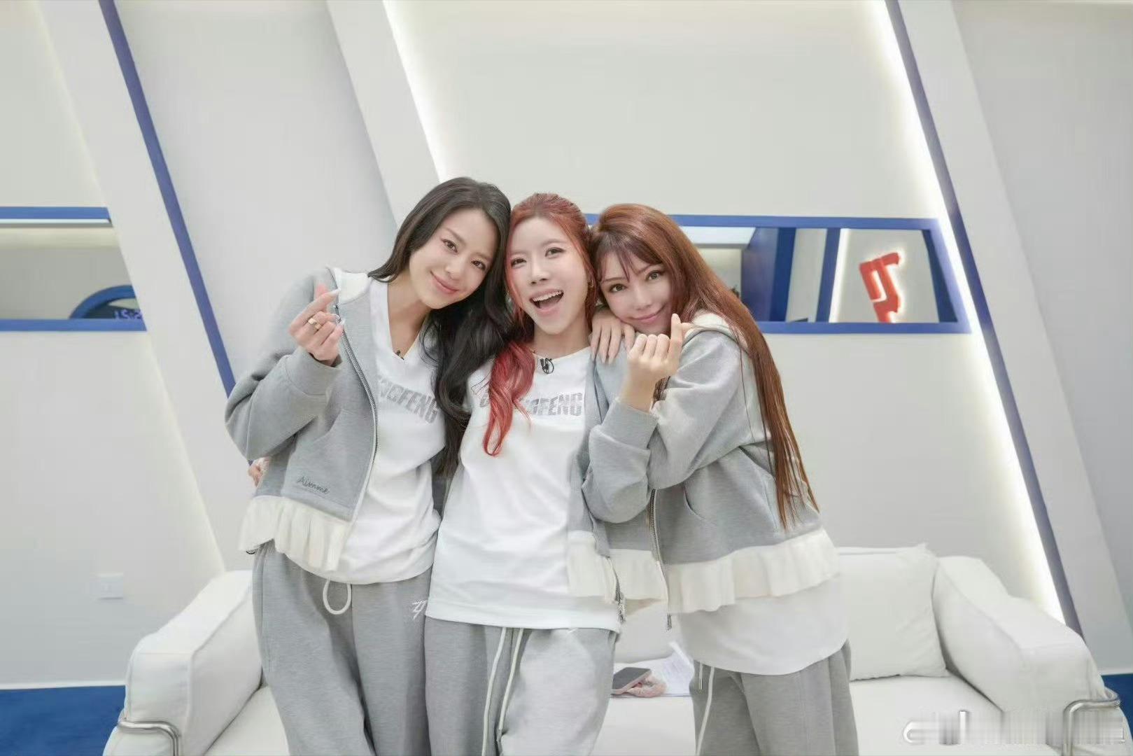 大艺术家舞台换装逆风翻盘的《大艺术家》太绝!小考后三位姐姐完全脱胎换骨，全开麦唱