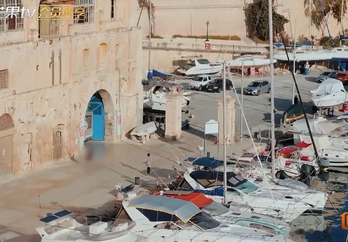 何炅早起晨跑  何老师的自律堪称楷模！马耳他海边晨跑，享受着海风与阳光，这般毅力