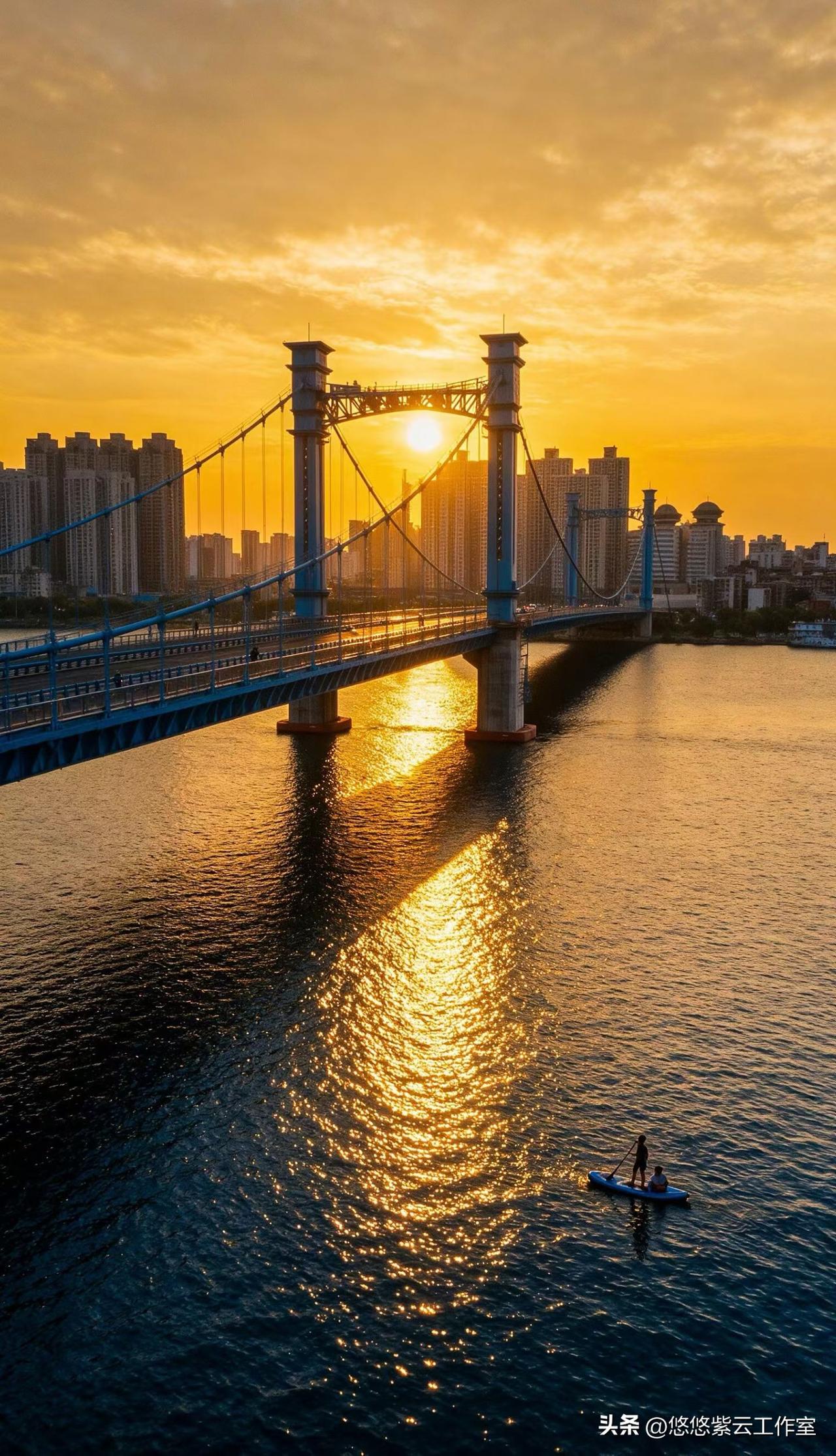 夕阳缓缓沉落在汉江尽头，漫天落日余晖铺满江面，整片江水被染成温润的金橘色。

视