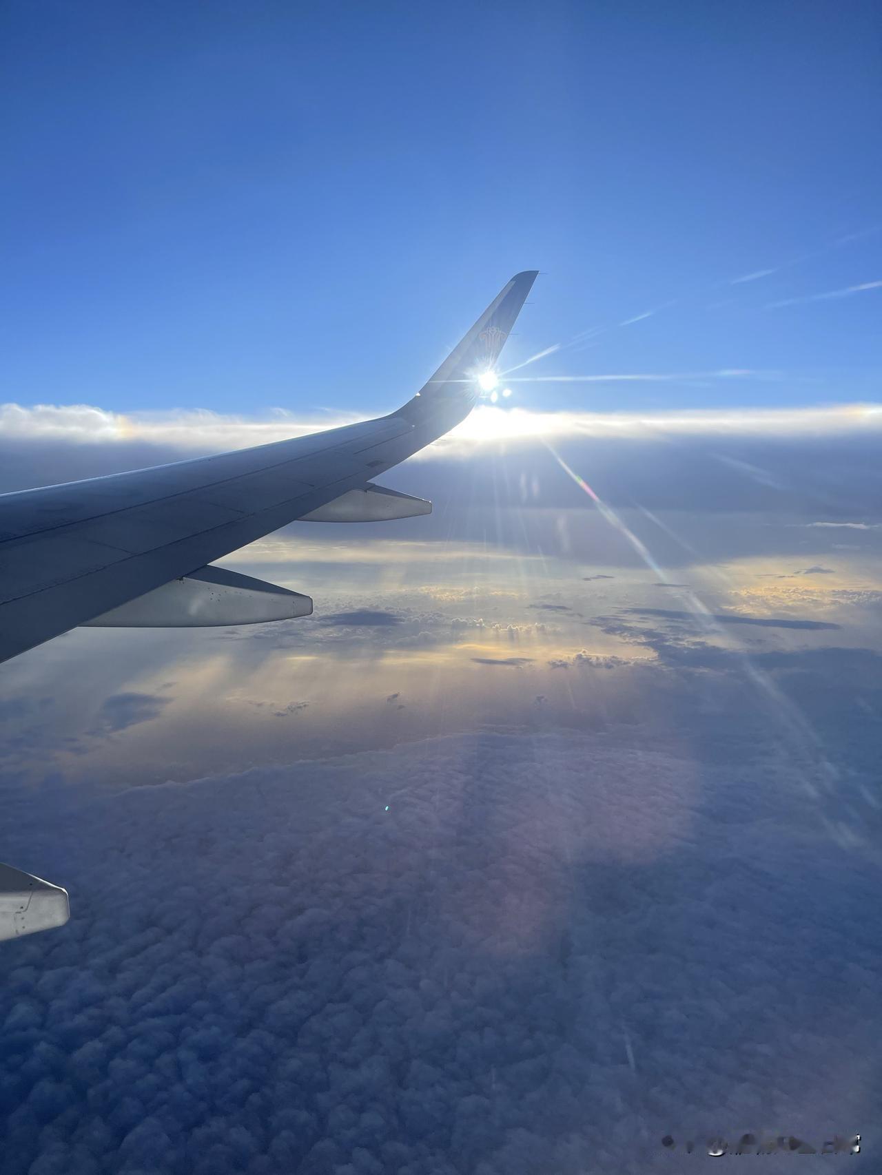 值此丙午马年大年初五，恭迎财神护佑、福星高照！愿财源如春潮涌动，事业似骏马奔腾，