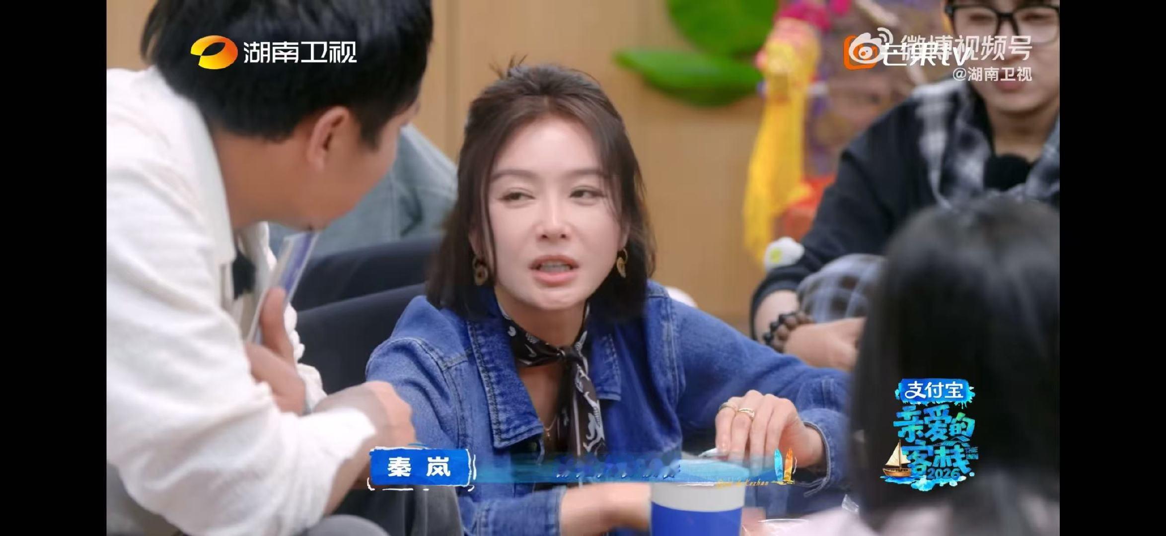 秦岚我们在客栈收获了我们亲爱的客栈秦岚于客栈中期例会敞开心扉，坦言在《亲爱的客栈