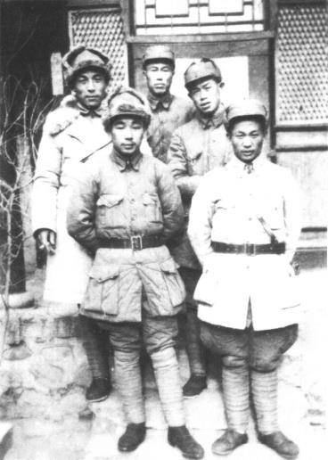 1941年12月摄于晋察冀四分区。后排右起:刘道生、邓华、聂鹤亭，前排右为吴先恩