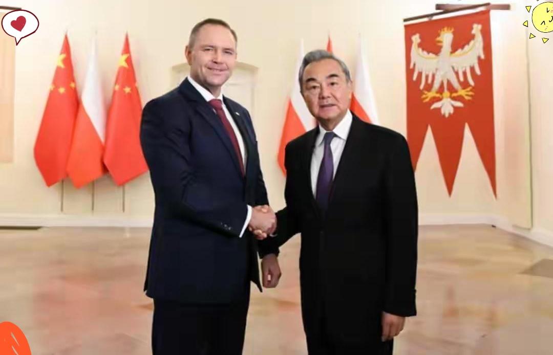 这波操作太提气了！
中国外长王毅抵达波兰，直接把话说明白：
要打你们打，但中欧班