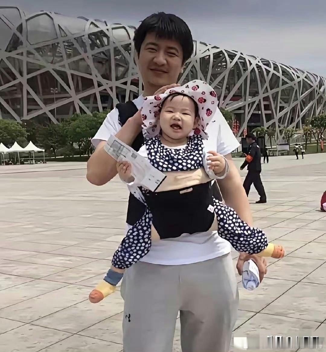 难得一见的张雪峰带娃照，女儿张姩菡小时候真的好可爱，父女俩长得也太像了！ 
