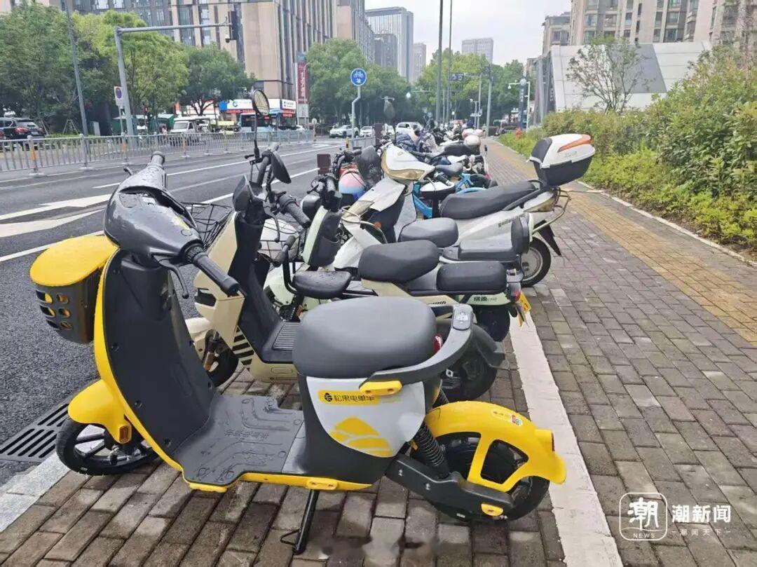 无牌松果电单车重现宁波街头 此前被多部门联合清拖的松果共享电单车，近期再次出现在
