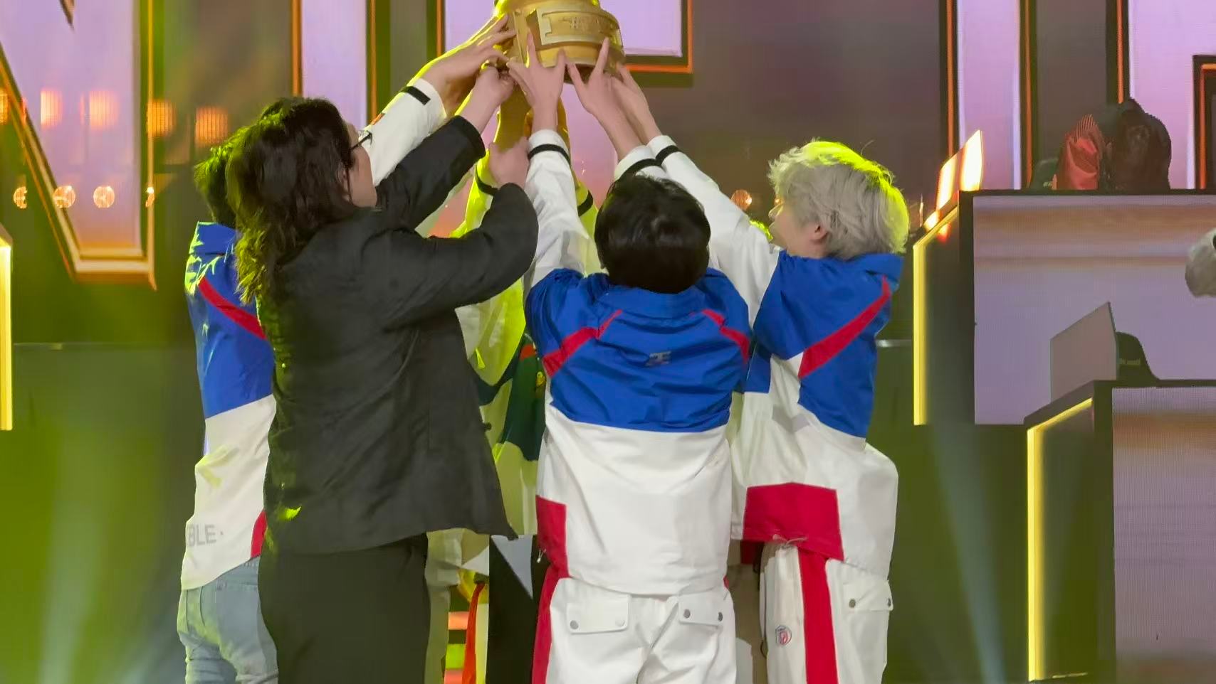 LGD第四周周冠军 热血不负坚持，实力铸就荣光！恭喜LGD拿下第四周周冠军，继续