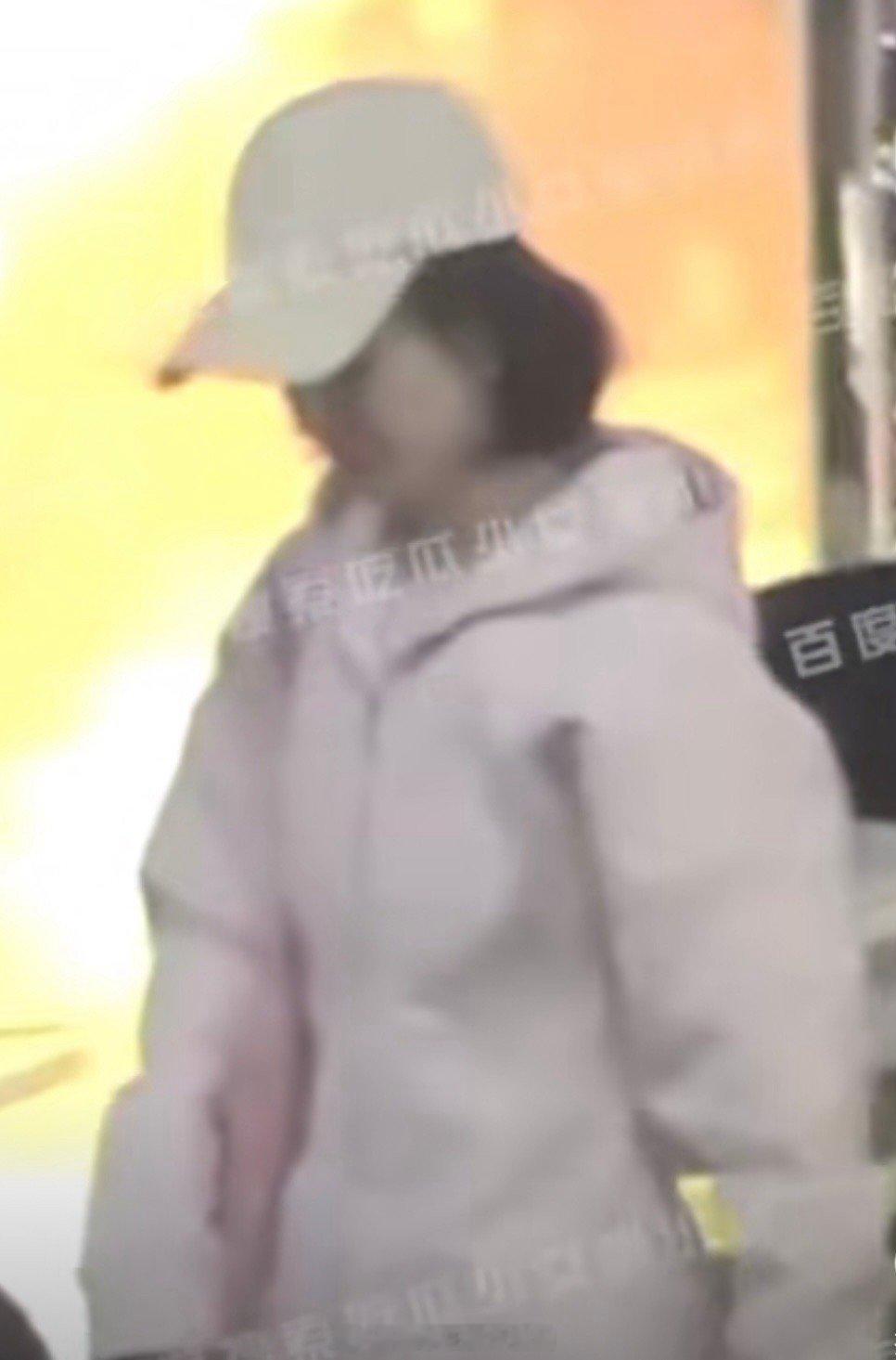 赵丽颖片场路透，挡不住的清丽气质 