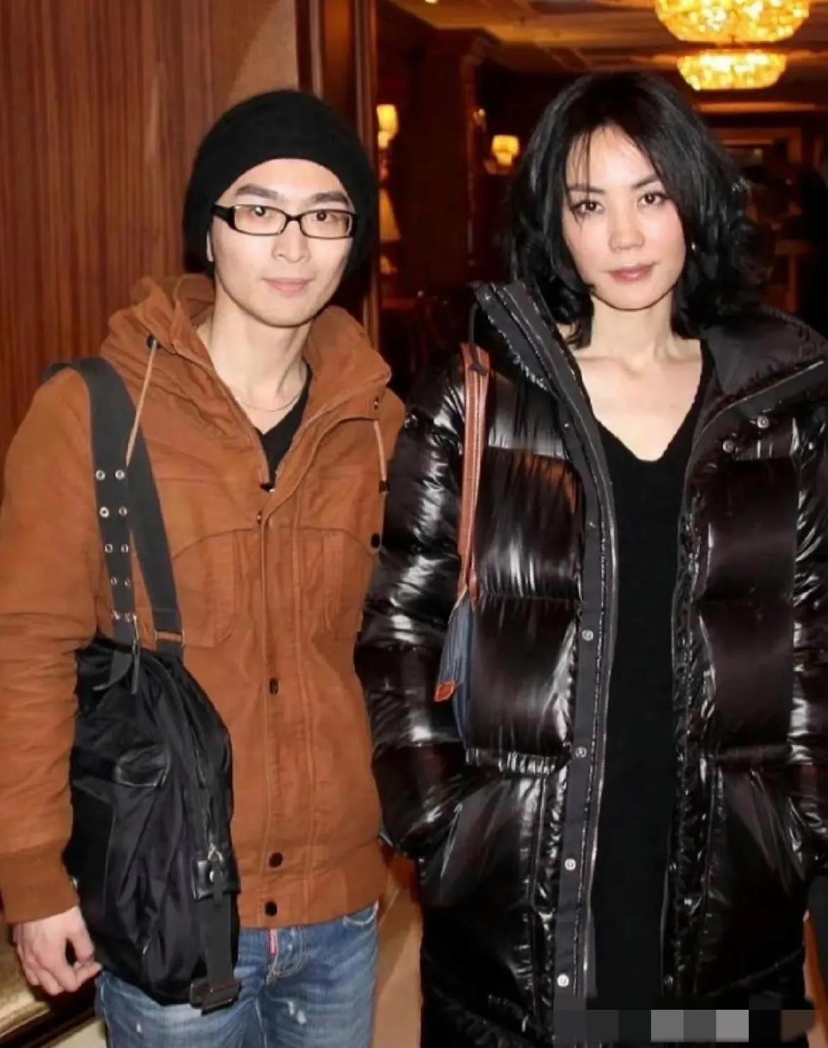 还有人说王菲不漂亮？没有一点美颜滤镜，谁有她美？王菲的气质很独特，捂住脸都能认出