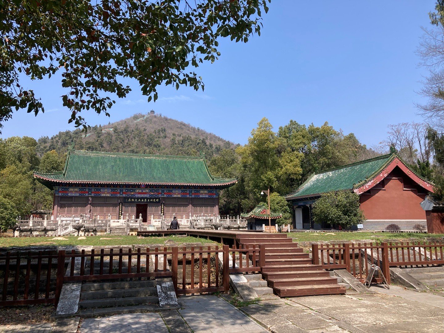 今天悼明去了北有十三陵，南有九王寝，武汉龙泉山，天气太好了，快被晒成肉干，最后附