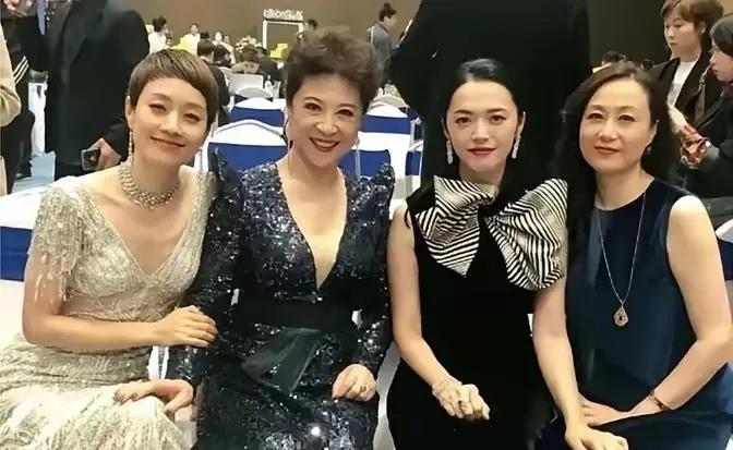 在跟两位老戏骨的合影中，马伊琍和姚晨输得很彻底！她们俩的年龄优势在这两位老戏骨的