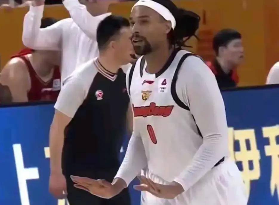 张宁一瘸一拐离场，山西崩盘倒计时
 
12月28日打广东，第三节还剩3分21秒，